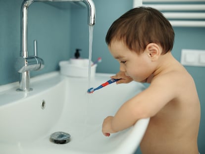 El que un niño lleve un eficaz proceso y rutinas para prolongar su salud bucodental depende sin lugar a dudas de la educación que reciba de sus padres.
