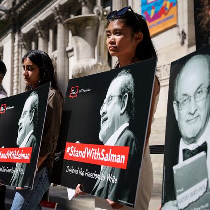 Supporters of author Salman Rushdie attend a reading and rally to show solidarity for free expression at the New York Public Library in New York City, US, August 19, 2022. REUTERS/Brendan McDermid