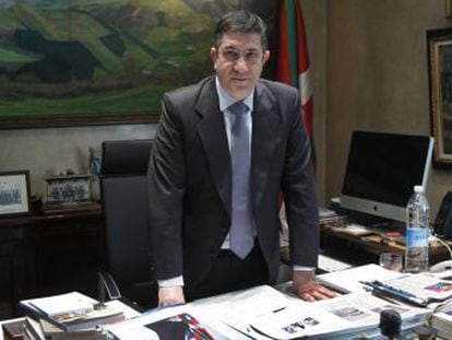 El 'lehendakari' en su despacho, en Vitoria. 