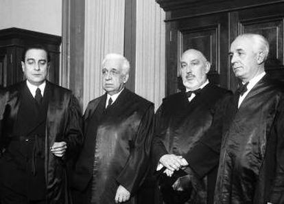 Els advocats defensors del judici de maig de 1935: Jiménez de Asúa (esquerra), Amadeu Hurtado, Ángel Ossorio i Augusto Barcia.