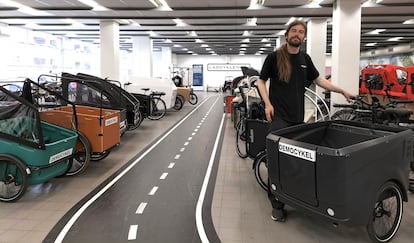 Pelle Kirkeloy trabaja como mecánico en Ladycyklen, una tienda de bicis de carga en la capital danesa.