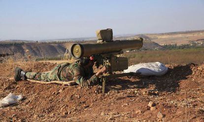 Un soldado del Ej&eacute;rcito sirio, en una colina de Hama.