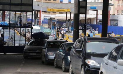 Varios vehículos circulan por el paso fronterizo de Beni-Enzar.