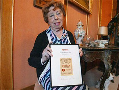 Lily Lacoste, con una etiqueta de su famoso vino, en una foto de noviembre del año pasado.