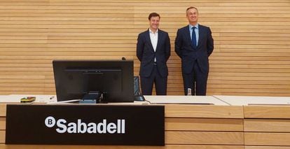 El director financiero de Sabadell, Leopoldo Alvear, y el consejero delegado del banco, César González-Bueno.