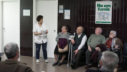 Pacientes en la sala de espera del ambulatorio de La Mina