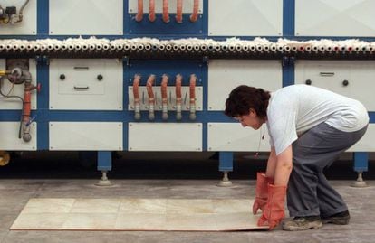 Una trabajadora en una f&aacute;brica de azulejos.