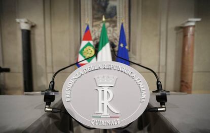 El podio donde se esperaba que Carlo Cottarelli hablara con los periodistas tras la reunión el presidente Matarella, en el palacio del Quirinal de Roma, este martes.
