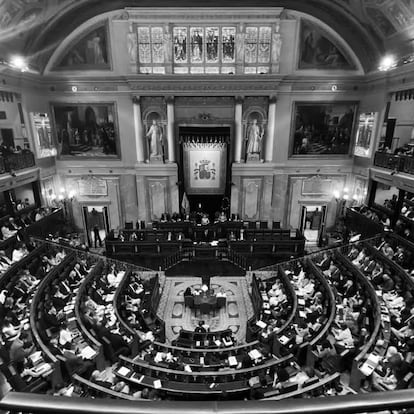 Vista general de la primera jornada de la 26 edición del Debate sobre el Estado de la Nación, en el Congreso de los Diputados, a 12 de julio de 2022, en Madrid (España). Tras siete años sin celebrarse ninguno, la Cámara baja acoge durante los días 12, 13 y 14 de julio la vigésima sexta edición del debate sobre el estado de la Nación desde 1983 y el primero que se lleva a cabo con Pedro Sánchez como presidente del Gobierno. Esta edición del debate, también es la primera para Unidas Podemos, Vox y Ciudadanos, ya que en 2015 ninguna formación tenía representación parlamentaria para participar. Durante el debate, el Gobierno expone y hace balance de los resultados de la política que ha llevado a cabo, la oposición comparece para fijar sus posturas y se votan las propuestas de resolución formuladas por las demás formaciones. Entre los temas que se discutirán está la reforma laboral, el plan nacional de respuesta a las consecuencias económicas de la guerra en Ucrania, los últimos presupuestos generales del Estado aprobados, las políticas de recuperación tras la erupción del volcán en la isla de La Palma, los fondos europeos Next Generation, la excepción ibérica al gas, España como anfitriona en la cumbre de la OTAN y la presidencia del Consejo de la Unión Europea en el segundo semestre de 2023.
12 JULIO 2022;DEBATE;POLÍTICA;PRESIDENTE;NACIÓN;ESPAÑA;CONGRESO
EUROPA PRESS/E. Parra. POOL
12/07/2022