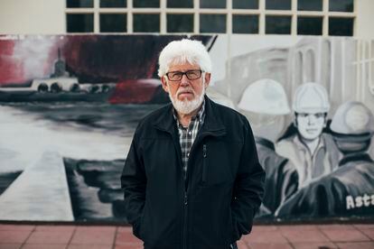 Manolo Veiga, trabajador de Astano en Ferrol, delante de un mural de los astilleros.