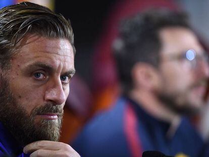 Daniele de Rossi en primer plano. Al fondo su entrenador Eusebio di Francesco.