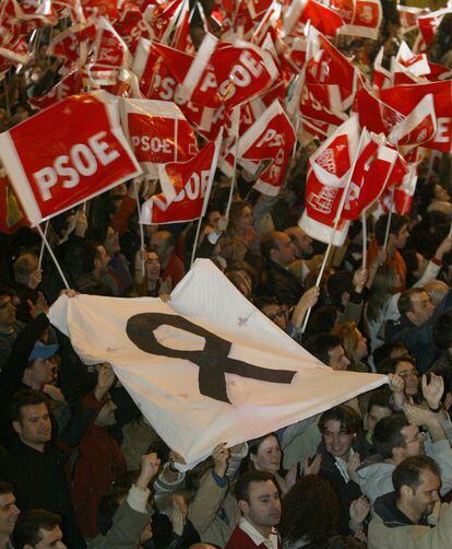 Cientos de militantes socialistas se desplazaron ante la sede del PSOE de Ferraz, en Madrid, para celebrar la victoria y homenajear a los fallecidos con crespones negros. La gente grita en la calle: "¡No estamos todos, faltan 200!".