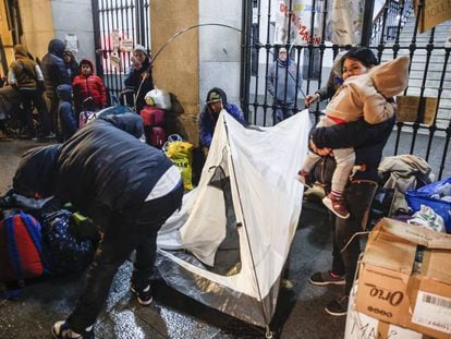 Familias con niños demandantes de asilo el pasado 26 de noviembre, frente al Samur Social, en Madrid.