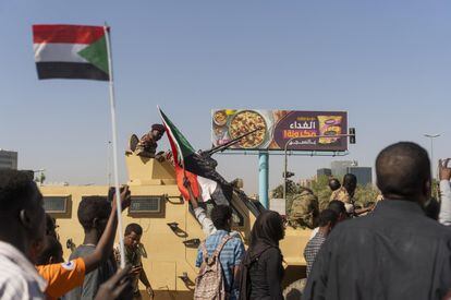 Decenas de personas participan en una protesta este martes exigiendo la salida del presidente sudanés, Omar al-Bashir, en Jartum.