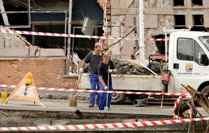 Dos operarios limpian los alrededores de la comisaría de la Ertzaintza de Ondarroa, tras el atentado cometido el 21 de septiembre de 2008.