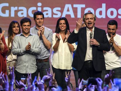 El presidente electo, Alberto Fernández, habla frente a sus seguidores ayer tras conocer los resultados. 