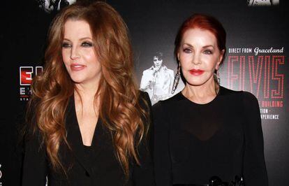 Lisa Marie y, a la derecha, Priscilla Presley, en abril de 2015.