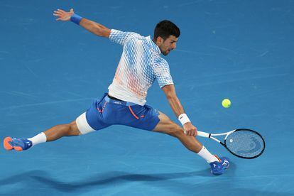 Djokovic devuelve de revés durante el partido contra Rublev en la Rod Laver Arena de Melbourne.