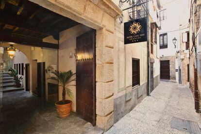 Entrada del hotel Casa 1800, en Granada.
