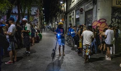 Un grupo de jóvenes en la calle de Joaquim Costa, en Barcelona.