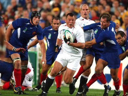 Steve Thompson rodeado de rivales franceses durante la semifinal del Mundial de rugby de 2003.