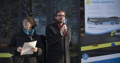 La concejal de Medio Ambiente, In&eacute;s Saban&eacute;s, y el gerente de la EMT, &Aacute;lvaro Fern&aacute;ndez Heredia.