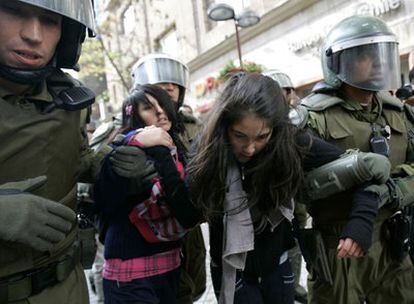 Una joven detenida por la policía durante la manifestación de ayer contra la nueva ley de educación chilena