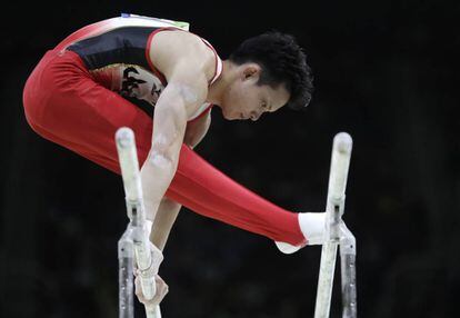 El japones Yusuke Tanakadurante la prueba de gimnasia artistica.