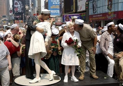 Edith Shain junto a Carl Muscarello, uno de los ex combatientes que dice ser el protagonista de la famosa foto, conmemoran el 60ª aniversario de la imagen en Times Square el 14 de agosto de 2005.