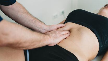 Una mujer recibe un masaje en el abdomen.