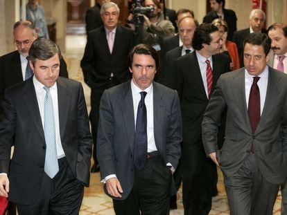 José María Aznar, acompañado por Ángel Acebes (izquierda) y Eduardo Zaplana, a su llegada a la comisión del Congreso que investigaba los atentados del 11-M en Madrid, en noviembre de 2004.