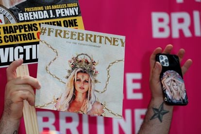 Un fan protesta en apoyo de Britney Spears con imágenes de ella, en Los Ángeles, California, en julio de 2021.