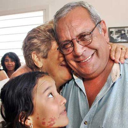 Raul Rivero se abraza a su familia en La Habana tras recuperar la libertad.