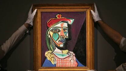 Galeristas sujetan una obra de Pablo Picasso valorada en 50 millones de dólares en la casa de subastas Sotheby de Londres (Reino Unido), el 22 de febrero de 2018.