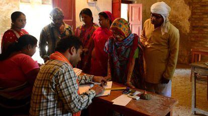 Votantes en un colegio electoral de Amethi (India). 
