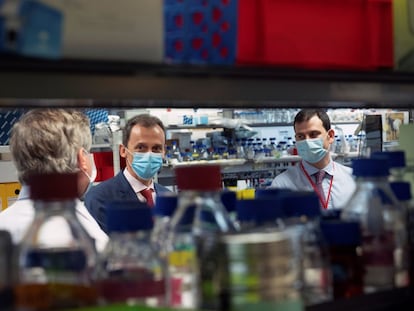 El ministro de Ciencia e Innovación, Pedro Duque, durante una visita el pasado mayo a varios centros adscritos al Instituto de Salud Carlos III, en Madrid, donde los investigadores están desarrollando distintos tratamientos contra el coronavirus.
