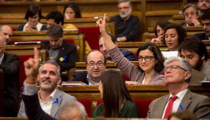 Miquel Iceta (izq.) y la portavoz socialista Eva Granados en el Parlament. [