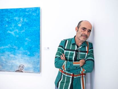Guillermo Arreola junto a una de las obras de su exposición 'Provincia Purgatorio' en la Galería Lamm, en Ciudad de México.