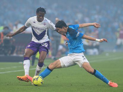 Min-Jae Kim le arrebata un balón a Cristian Kouame, durante un Nápoles-Fiorentina de la Serie A.