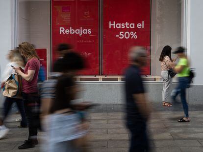Una tienda de la Gran Vía de Madrid con carteles de rebajas, este lunes.