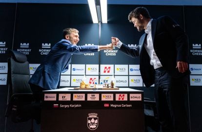 Kariakin and Carlsen greet each other in Stavanger at the start of a 2021 game. 