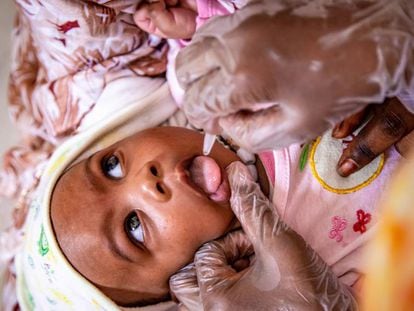 Un bebé recibe su dosis de vacuna contra la polio en Nouakchott (Mauritania). 