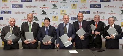 Los presidentes de las siete entidades que han creado el SIP que lidera Caja Madrid, ayer en Valencia.