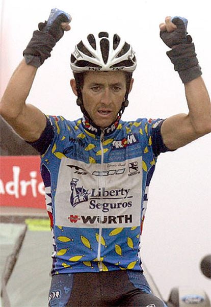 El corredor del Liberty Seguros Roberto Heras alza los brazos al entrar vencedor en la meta de la 15ª etapa.