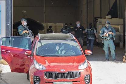 Uno de los detenidos durante uno de los registros llevados a cabo en Huelva capital A. PÉREZ/ EUROPA PRESS