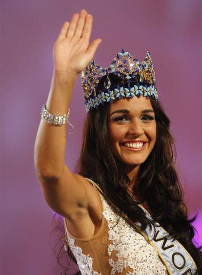 La gibraltareña Kaiane Aldorino saluda al público asistente a la gala final tras ser coronada como Miss Mundo 2009.