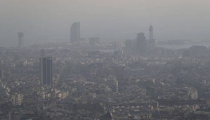 La ciudad de Barcelona bajo una espesa capa de contaminación atmosférica en 2017