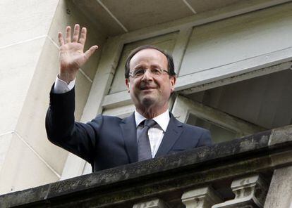 Hollande, presidente electo, saluda desde su balc&oacute;n este lunes.
 