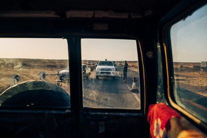 Control de carretera entre Bojador y Dajla, separadas por unos 200 kilómetros. Los viajeros que realizan el trayecto viajan en caravana, escoltados en todo momento por las fuerzas de seguridad del Polisario.