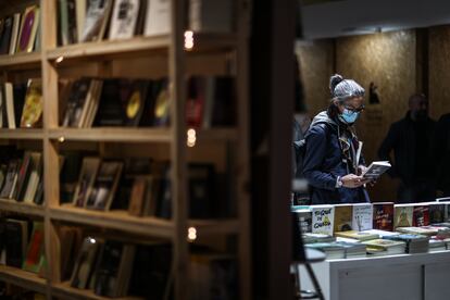 Una mujer lee la contraportada de un libro durante el primer día de la 46ª edición de la Feria del Libro de Buenos Aires, el 28 de abril de 2022.